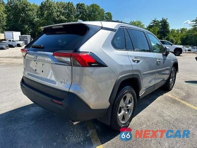 Trzecie zdjęcie samochodu z tyłu: 2025 TOYOTA RAV4 HYBRID XLE VIN:4T3RWRFV2SU201815 - miniatura