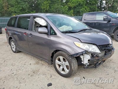 Czwarte zdjęcie samochodu z boku: 2019 TOYOTA SIENNA L 7-PASSENGER VIN:5TDZZ3DC6KS995936 - miniatura