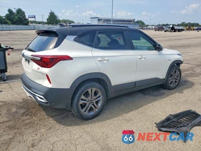Trzecie zdjęcie samochodu z tyłu: 2021 KIA SELTOS S VIN:KNDEUCAA7M7226262 - miniatura
