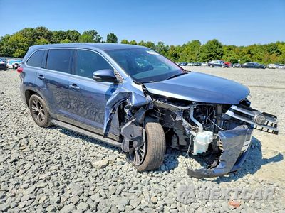 Czwarte zdjęcie samochodu z boku: 2019 TOYOTA HIGHLANDER LE VIN:5TDZARFH5KS049247 - miniatura