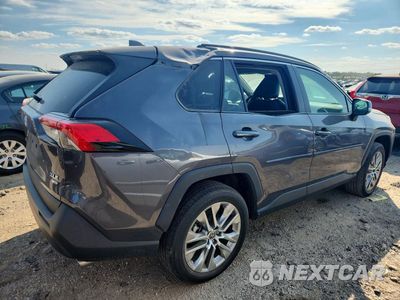 Trzecie zdjęcie samochodu z tyłu: 2021 TOYOTA RAV4 XLE PREMIUM VIN:2T3A1RFV5MW247105 - miniatura