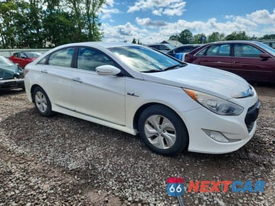 Czwarte zdjęcie samochodu z boku: 2015 HYUNDAI SONATA HYBRID BASE VIN:KMHEC4A49FA119945 - miniatura