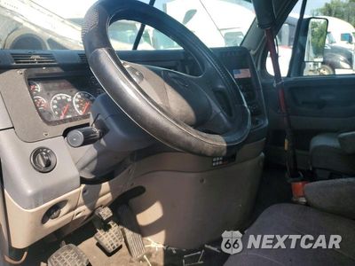 Zdjęcie 8 z 14 samochodu: 2018 FREIGHTLINER CASCADIA 125 SEMI TRUCK VIN:1FUJGLDR4JLJZ8651 - miniatura