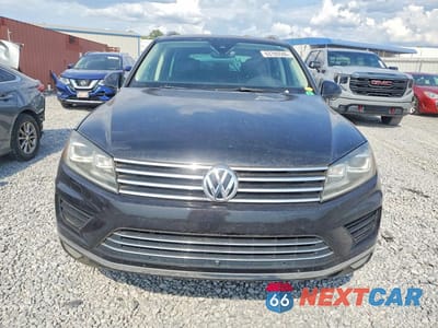 Piąte zdjęcie samochodu w środku: 2017 VOLKSWAGEN TOUAREG EXECUTIVE VIN:WVGGF7BPXHD003391 - miniatura