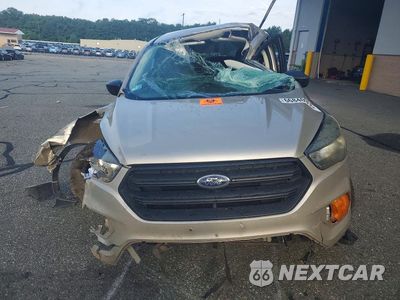 Piąte zdjęcie samochodu w środku: 2018 FORD ESCAPE S VIN:1FMCU0F78JUA36658 - miniatura