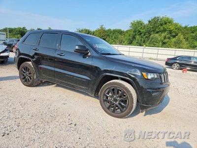 Czwarte zdjęcie samochodu z boku: 2017 JEEP GRAND CHEROKEE LAREDO VIN:1C4RJEAG6HC745732 - miniatura