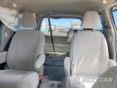 Zdjęcie 10 z 13 samochodu: 2018 TOYOTA SIENNA LE VIN:5TDKZ3DC8JS945152 - miniatura
