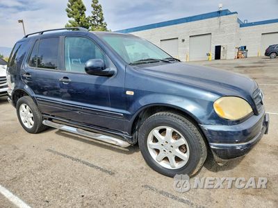 Czwarte zdjęcie samochodu z boku: 2000 MERCEDES-BENZ ML 320 VIN:4JGAB54E5YA195953 - miniatura