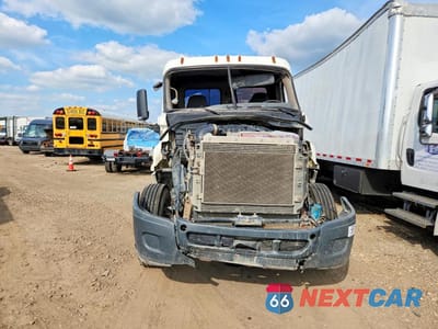 Piąte zdjęcie samochodu w środku: 2014 FREIGHTLINER CASCADIA SEMI TRUCK VIN:3AKJGEDV2ESFT5114 - miniatura
