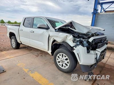 Czwarte zdjęcie samochodu z boku: 2026 TOYOTA TACOMA SR5 VIN:3TMLB5JNXTM228670 - miniatura