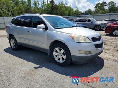 Czwarte zdjęcie samochodu z boku: 2012 CHEVROLET TRAVERSE LT VIN:1GNKRGED0CJ117005 - miniatura