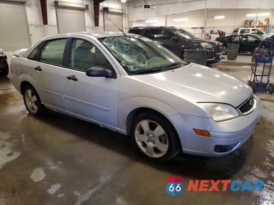 Czwarte zdjęcie samochodu z boku: 2005 FORD FOCUS ZX4 VIN:1FAFP34N45W295207 - miniatura