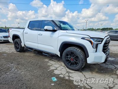 Czwarte zdjęcie samochodu z boku: 2023 TOYOTA TUNDRA SR5 VIN:5TFLA5DB8PX058295 - miniatura