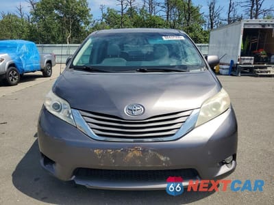 Piąte zdjęcie samochodu w środku: 2013 TOYOTA SIENNA XLE 8-PASSENGER VIN:5TDYK3DC4DS299403 - miniatura