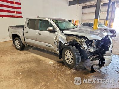 Czwarte zdjęcie samochodu z boku: 2024 TOYOTA TACOMA SR5 VIN:3TMLB5JN6RM013991 - miniatura