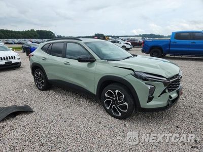 Czwarte zdjęcie samochodu z boku: 2024 CHEVROLET TRAX 2RS VIN:KL77LJE29RC120992 - miniatura