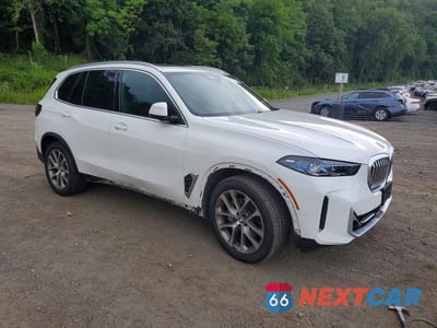 Czwarte zdjęcie samochodu z boku: 2025 BMW X5 XDRIVE40I VIN:5UX23EU08S9Z36310 - miniatura
