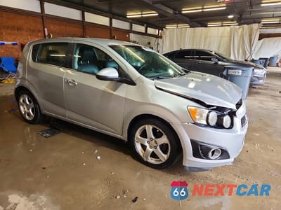 Czwarte zdjęcie samochodu z boku: 2013 CHEVROLET SONIC LTZ VIN:1G1JE6SG8D4188471 - miniatura