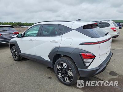 Drugie zdjęcie samochodu z przodu: 2025 HYUNDAI KONA SEL VIN:KM8HBCAB9SU198115 - miniatura