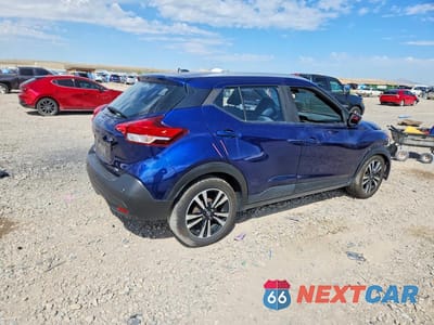 Trzecie zdjęcie samochodu z tyłu: 2020 NISSAN KICKS SV VIN:3N1CP5CV8LL488136 - miniatura