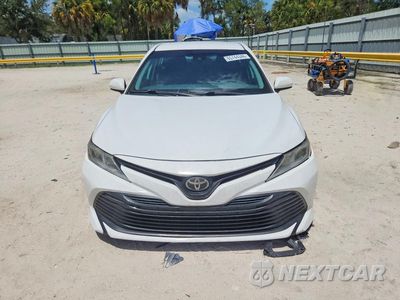 Piąte zdjęcie samochodu w środku: 2019 TOYOTA CAMRY LE VIN:4T1B11HK5KU834905 - miniatura
