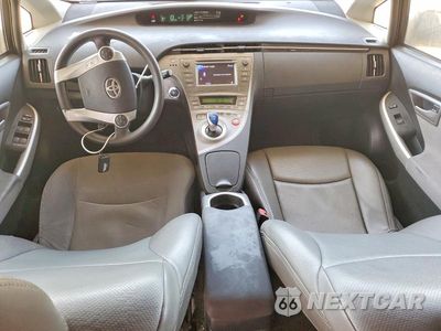 Zdjęcie 8 z 12 samochodu: 2015 TOYOTA PRIUS TWO VIN:JTDKN3DU5F1953914 - miniatura