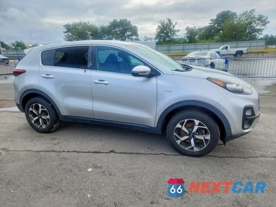 Czwarte zdjęcie samochodu z boku: 2020 KIA SPORTAGE LX VIN:KNDPMCAC8L7671991 - miniatura