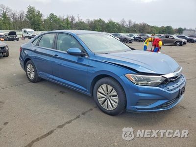 Czwarte zdjęcie samochodu z boku: 2019 VOLKSWAGEN JETTA S VIN:3VWC57BU1KM212099 - miniatura