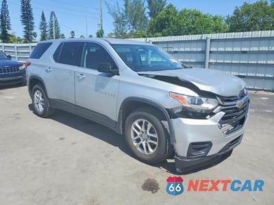 Czwarte zdjęcie samochodu z boku: 2018 CHEVROLET TRAVERSE LS VIN:1GNERFKW2JJ258376 - miniatura