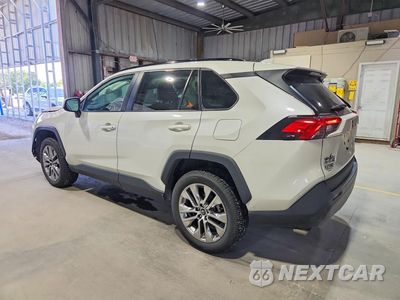 Drugie zdjęcie samochodu z przodu: 2021 TOYOTA RAV4 XLE PREMIUM VIN:2T3A1RFV3MW152171 - miniatura