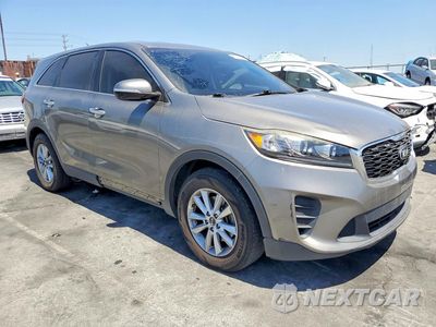 Czwarte zdjęcie samochodu z boku: 2019 KIA SORENTO LX V6 VIN:5XYPG4A50KG467203 - miniatura