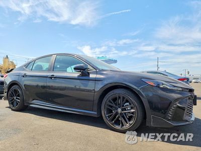 Czwarte zdjęcie samochodu z boku: 2025 TOYOTA CAMRY SE VIN:4T1DAACKXSU167295 - miniatura