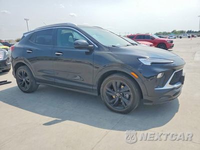 Czwarte zdjęcie samochodu z boku: 2024 BUICK ENCORE GX SPORT TOURING VIN:KL4AMESL7RB154701 - miniatura