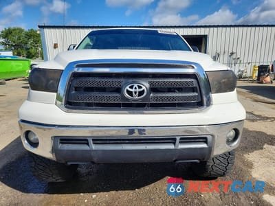 Piąte zdjęcie samochodu w środku: 2011 TOYOTA TUNDRA CREWMAX SR5 VIN:5TFEY5F18BX115502 - miniatura