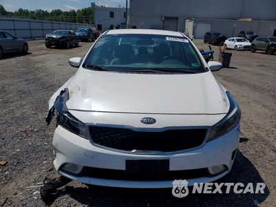Piąte zdjęcie samochodu w środku: 2017 KIA FORTE EX VIN:3KPFL4A82HE005703 - miniatura