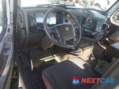 Zdjęcie 8 z 13 samochodu: 2017 VOLVO VN VNL - SEMI TRUCK VIN:4V4N39TG2HN988038 - miniatura
