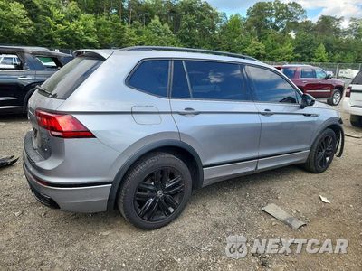 Trzecie zdjęcie samochodu z tyłu: 2022 VOLKSWAGEN TIGUAN SE R-LINE BLACK VIN:3VV8B7AXXNM128673 - miniatura