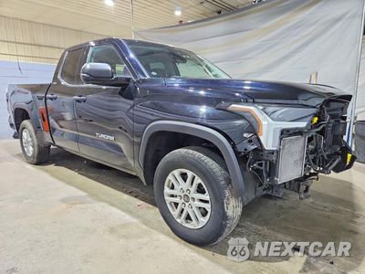Czwarte zdjęcie samochodu z boku: 2024 TOYOTA TUNDRA SR5 VIN:5TFLA5DA2RX145071 - miniatura
