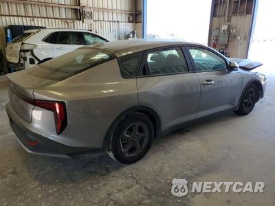 Trzecie zdjęcie samochodu z tyłu: 2026 KIA K4 LXS VIN:3KPFT4DEXTE319979 - miniatura