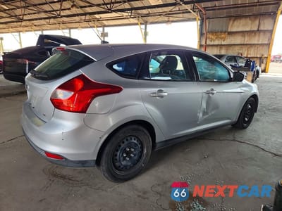 Trzecie zdjęcie samochodu z tyłu: 2012 FORD FOCUS SE VIN:1FAHP3K25CL452579 - miniatura