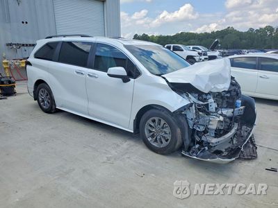 Czwarte zdjęcie samochodu z boku: 2025 TOYOTA SIENNA XLE 8-PASSENGER VIN:5TDJRKEC2SS245908 - miniatura
