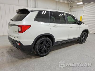Trzecie zdjęcie samochodu z tyłu: 2021 HONDA PASSPORT SPORT VIN:5FNYF7H26MB004626 - miniatura