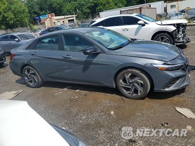 Czwarte zdjęcie samochodu z boku: 2025 HYUNDAI ELANTRA SEL SPORT VIN:KMHLM4DG7SU077309 - miniatura