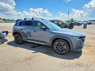 Czwarte zdjęcie samochodu z boku: 2023 MAZDA CX-50 BASE VIN:7MMVABXY7PN137184 - miniatura