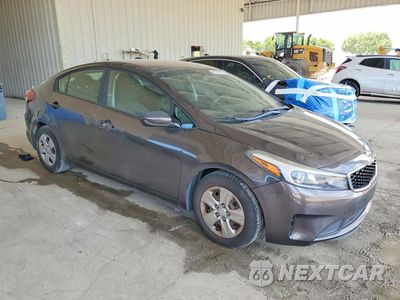 Czwarte zdjęcie samochodu z boku: 2017 KIA FORTE LX VIN:3KPFL4A71HE143580 - miniatura