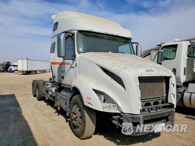Czwarte zdjęcie samochodu z boku: 2021 VOLVO VNL SEMI TRUCK VIN:4V4NC9EH3MN275018 - miniatura