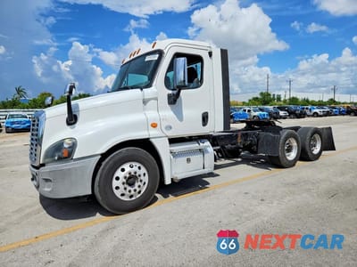 2018 FREIGHTLINER CASCADIA 1 - SEMI TRUCK 1FUGGEDV0JLHB4053 - główne zdjęcie licytacji z USA - miniatura