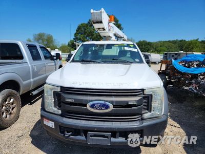 Piąte zdjęcie samochodu w środku: 2017 FORD F450 SUPER DUTY BUCKET TRUCK VIN:1FDUF4GY3HEB23238 - miniatura