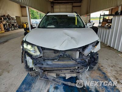 Piąte zdjęcie samochodu w środku: 2017 NISSAN ROGUE SV VIN:5N1AT2MT1HC758429 - miniatura