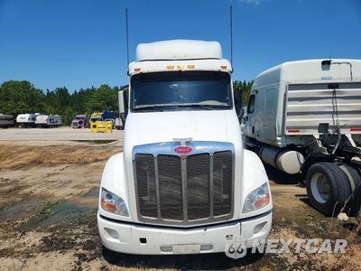 Piąte zdjęcie samochodu w środku: 2016 PETERBILT 579 SEMI TRUCK VIN:1XPBDP8X2GD371220 - miniatura